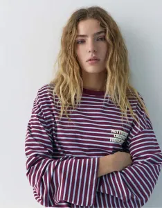 Бордовая футболка в полоску с надписью Pull&Bear