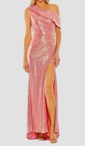 Розовое металлизированное платье с открытыми плечами, присборенной талией и разрезом Mac Duggal