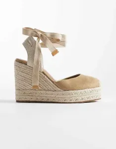 Песочные туфли на танкетке с закрытым носком ASOS DESIGN Wide Fit Tyra