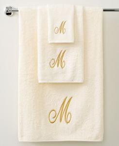 Банное полотенце с монограммой и инициалами, цвет слоновая кость и золото, 27 x 52 дюйма. Avanti, H