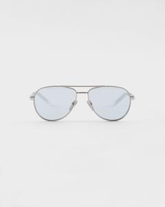 Солнечные очки с культовой металлической табличкой Prada, голубой