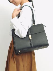 (L) Сумка-тоут Cachecache / Эксклюзивная модель формата А4 с закрученным элементом, доступная только в интернете.