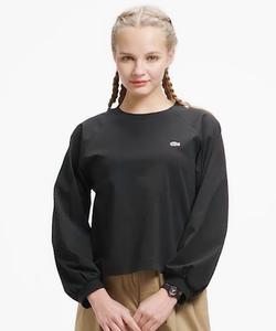 Укороченная футболка с длинными рукавами и рукавами-фонариками, собранными в складку.