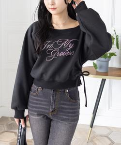 Толстовка с большим логотипом, украшенным стразами.