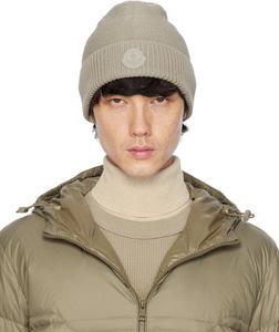 Бежевая шапка с нашивкой-логотипом Moncler