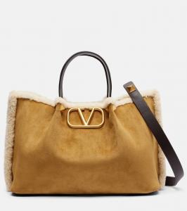 Сумка-тоут VLogo Medium из замши Valentino Garavani, Havana Beige/Burro/Oak Brown