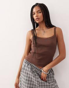 Топ Reclaimed Vintage с круглым вырезом и отделкой из атласного кружева в рубчик, коричневого цвета