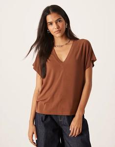 Футболка ASOS DESIGN breathMAX™ из лиоцелла с драпировкой и V-образным вырезом шоколадного цвета