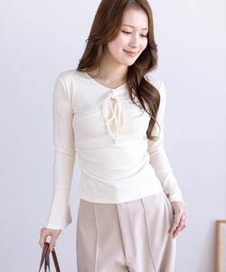 Топ с расклешенными рукавами и лентой спереди <<Новинка>>