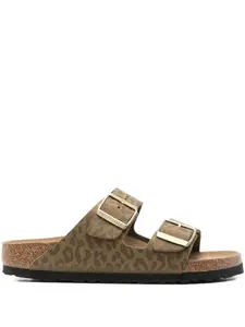 Сандалии Arizona с леопардовым принтом и двумя пряжками BIRKENSTOCK, коричневый