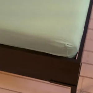 Простыня на резинке Kayori Saiko для наматрасника, оливково-зеленая, 80-100x200-220 см, трикотаж премиум-класса, для матрасов высотой до 12 см Three Lilies B.V.