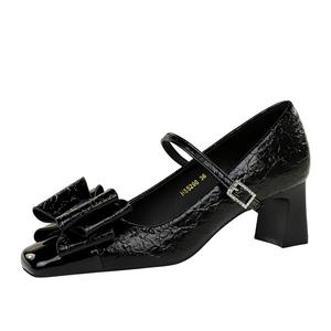 Будто ступая по ровной земле, туфли Мэри Джейн на массивном каблуке высотой 5 см, женские Bamiti, Black