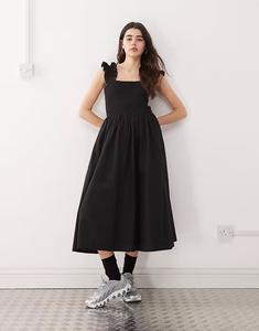 Платье миди COLLUSION с плетеными бретелями и сборками черного цвета