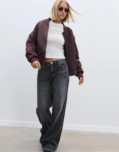 Футболка Stradivarius приталенная со стразами белого цвета