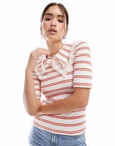Топ с короткими рукавами в рубчик и отделкой крючком на воротнике. В полоску белого и красного цвета Pieces