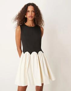 Мини-платье с контрастным подолом в монохромном исполнении Never Fully Dressed