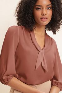 Блузка с V образным вырезом и бантом спереди, рукава 3/4 Friends Like These, розовый