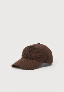 Бейсболка Calvin Klein MONOGRAM PATCH, Chocolate Martini/Dark Brown