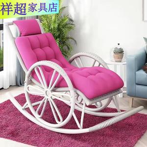 Fantasy Кресло-качалка из ротанга с белыми колесами, розовой подушкой и ковриком