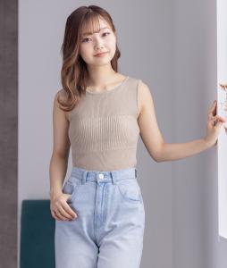 Топ-майка из трикотажа в рубчик, тянущийся в двух направлениях (спереди и сзади).