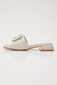 Сандалии Patra на низком каблуке