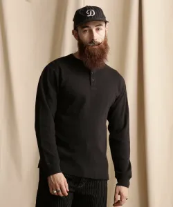 Футболка с воротником-стойкой в виде сот и вафель.