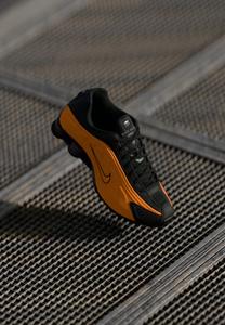 Кроссовки Nike Sportswear SHOX R4 UNISEX, Bright Ceramic/Black/Metallic Dark Grey/Dark Grey/Orange