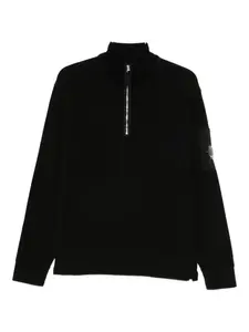 Свитер с молнией до середины и лого на рукаве C.P. Company, черный