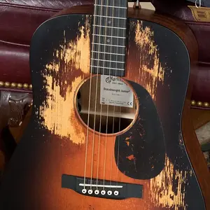 *Новая модель 2025* Гитара Martin D Jr E Streetlegend Burst Spruce/Sapele с эффектом старения Dreadnought с электроникой Martin №3865