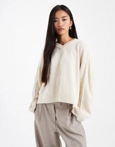 Джемпер с высоким V-образным вырезом и рукавами-бананами ASOS DESIGN кремового цвета