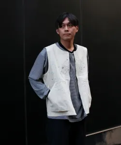 Жилет, окрашенный серой с эффектом выцветания.