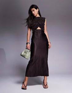 Платье макси ASOS DESIGN с высоким воротом и вырезом на талии, драпировкой и плиссе шоколадного цвета