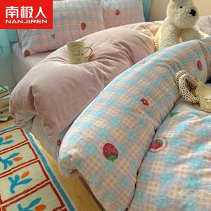 Antarctic Комплект постельного белья 1,8 м, 4 предмета: простыня на резинке, пододеяльник 200x230 см, молочный бархат, двусторонний, Strawberry Star