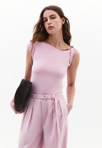 Футболка с принтом MIT FIGURBETONTE FORM OXXO, светло-розовый