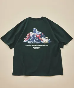 Футболка с принтом на спине обуви, изготовленной на заказ.