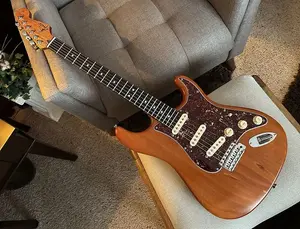 Fender Stratocaster (части для сборки) - корпус и гриф из цельного красного дерева - состояние «минт» - никогда не игрался