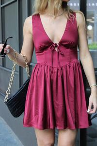 Мини-платье с V-образным вырезом в цвете мерло Needii, Merlot