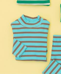 Эксклюзивная футболка в полоску с лентой, доступная только в интернете.