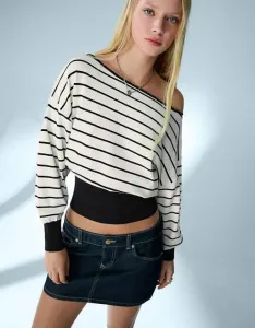 Черный джемпер с асимметричным воротником Bershka