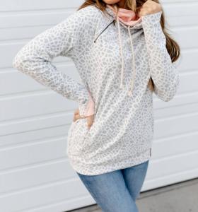 Свитшот Something Different Double Dooded в сером абстрактном стиле AMPERSAND AVE, цвет grey abstract