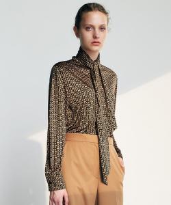 Гладкая блузка с монограммой и бантом