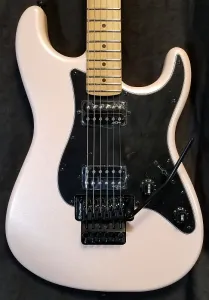 Squier Contemporary Stratocaster HH FR, гриф из жареного клена, черный пикгард, цвет перламутровый розовый