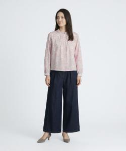 Блузка с воротником-стойкой и цветочным рисунком в виде листьев