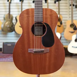 Акустико-электрогитара Martin 000 Jr-E из сапеле с мягким футляром