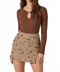 Вязаный свитер Lynly с ребристым вырезом, цвет мускатный орех Astr