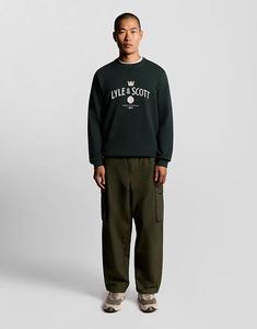 Lyle & Scott приветствует традицию графичного круглого воротничка в темно-синем цвете