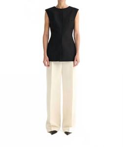 Черный топ с изогнутым вырезом без рукавов и открытой спиной ROHE