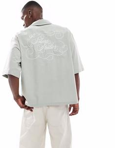 Рубашка свободного кроя с короткими рукавами и принтом на спине ASOS DESIGN серого цвета
