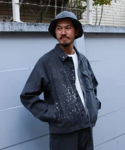 Комбинезон, окрашенный серой с эффектом выцветания.