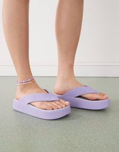 Вьетнамки Crocs Getaway на платформе фиолетового цвета